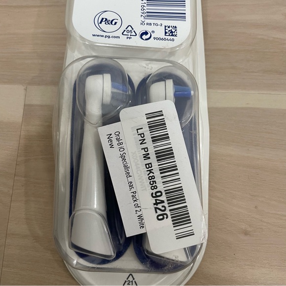 NWT Oral B iO Toothbrush Replacement Heads - 2 Heads - Picture 3 of 4